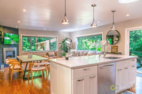 Serene 2BR Retreat Great Views Private Hot Tub